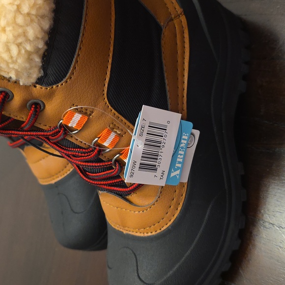 NWT Women's Brown and Black Winter Boots - Picture 4 of 4